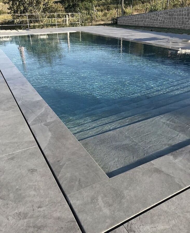 Piscine avec liner gris clair