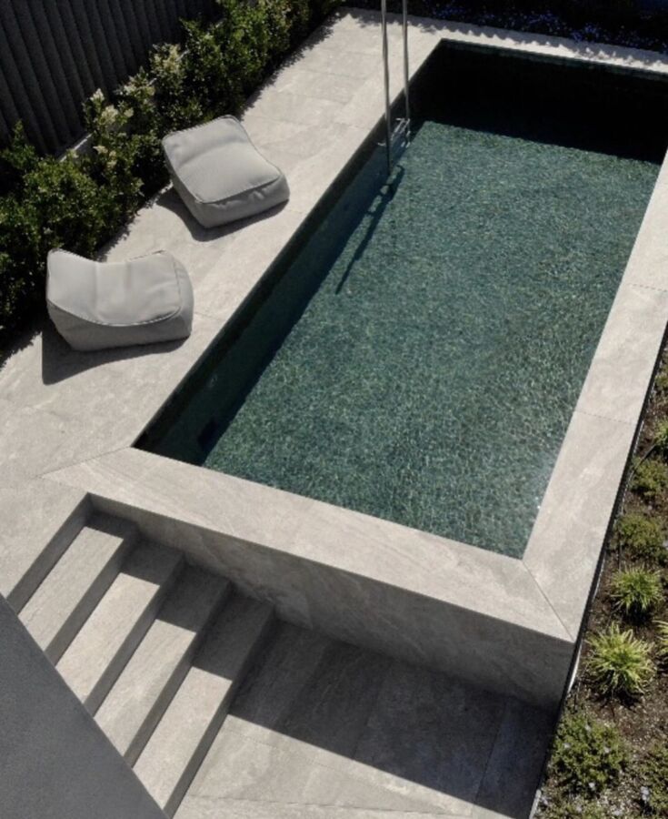 Piscine avec liner gris clair