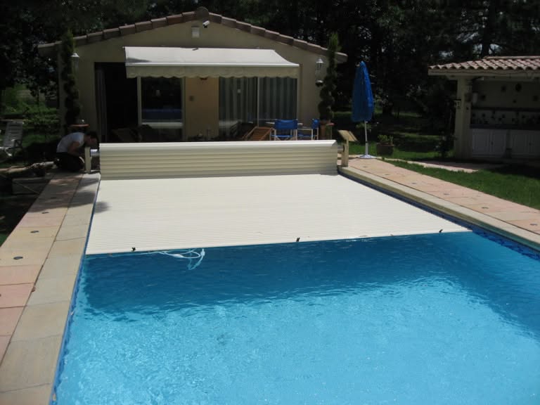 Quel est le prix d&rsquo;un volet roulant piscine 8×4 et comment investir intelligemment